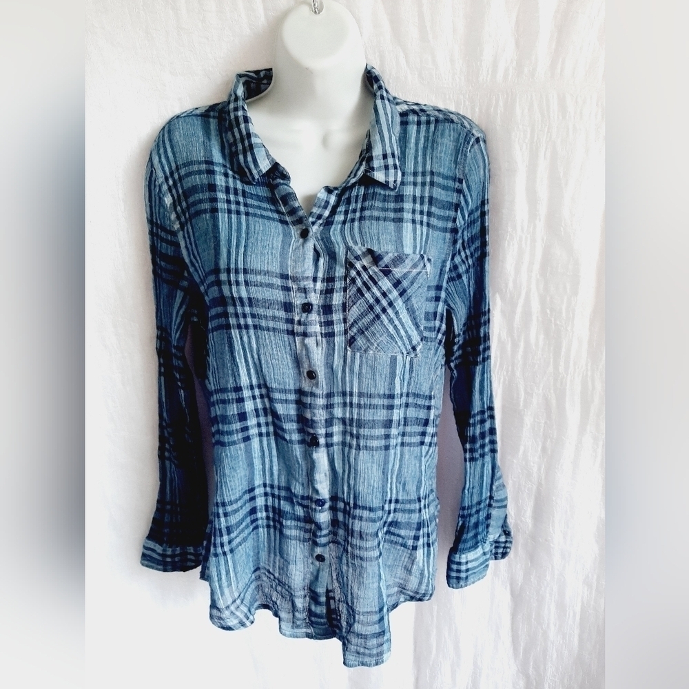 Lucky brand blue crinkle button fromt sz med shirt